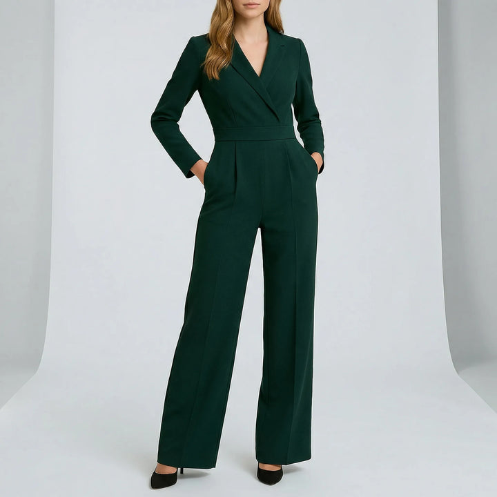 Damjumpsuit Evie med elegant v-ringning & långa ärmar. Figursydd passform som framhäver midjan vackert.