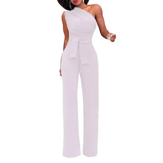 Somrig, elegant enaxlad damjumpsuit med lös passform och knytskärp. Enfärgad, perfekt för mode och fest.