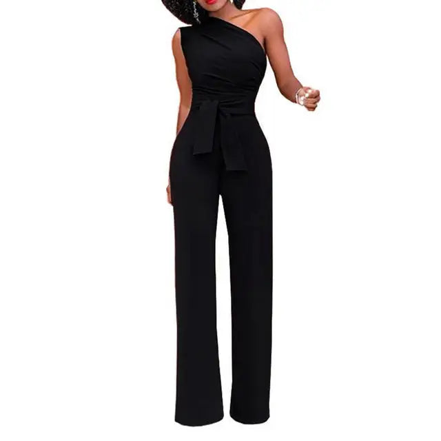 Svart, elegant damjumpsuit med en axel och knytskärp. Bekväm lös passform för fest eller vardag.