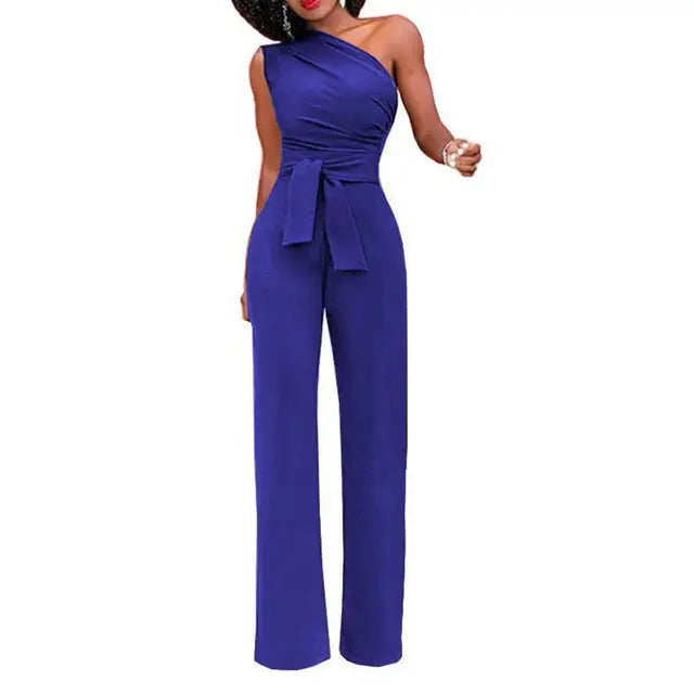 Ledig enaxlad damjumpsuit med lös passform och knytskärp. Elegant och bekväm för sommarens evenemang.