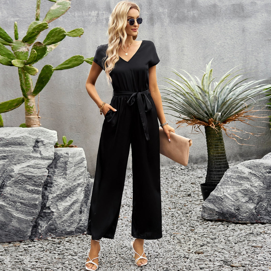 Stilren damjumpsuit med vida ben, midjebälte & flytande tyg för en bekväm sommarstil.