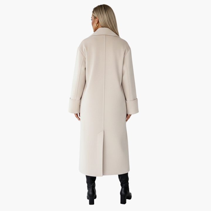 Elegant damkappa med bred slagkrage och synliga knappar, ett stilfullt ytterplagg för kvinnor.