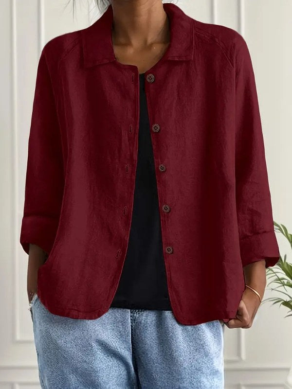 Kvinna i elegant rosa blazer med avslappnad passform, visar upp mångsidig kontorsstil.