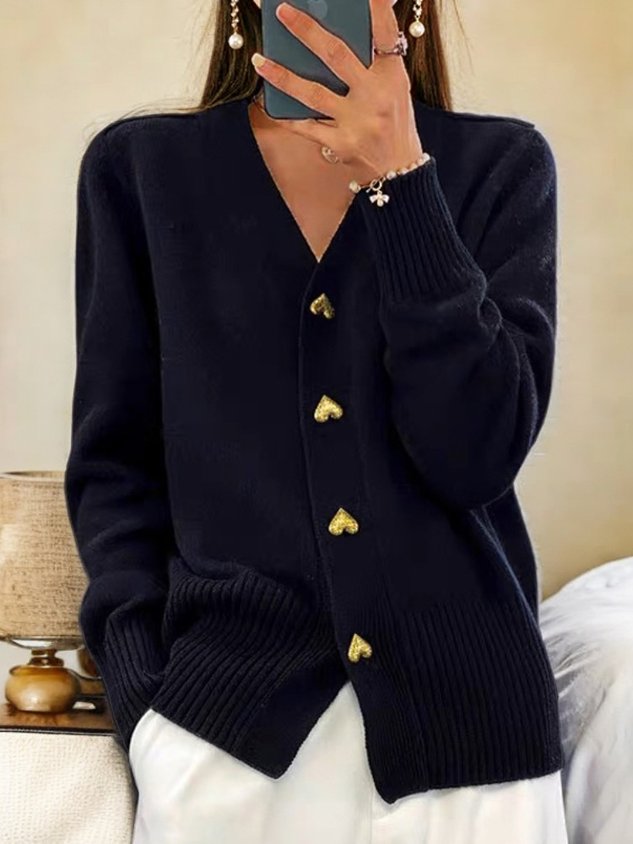 Elegant damkofta "Lillian" med knappar. Perfekt höftlång cardigan för en stilren look.