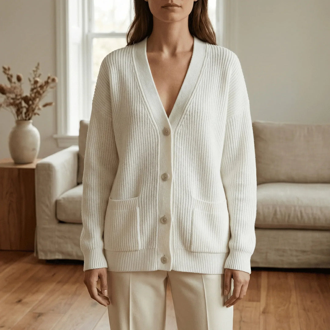 Elegant damkofta med V-ringning och knappslå. Hannah, en bekväm ledig cardigan för vardag & fashion.