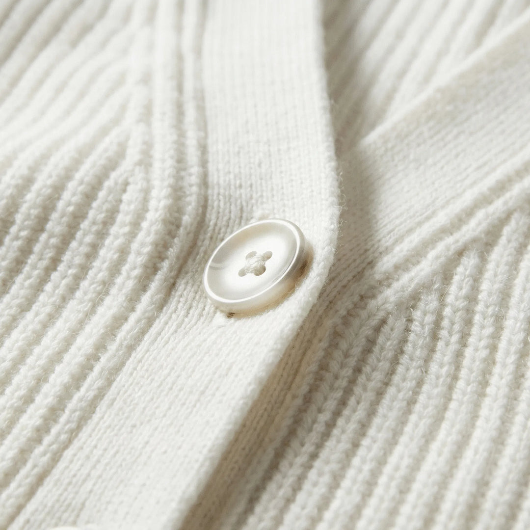 Stilren V-ringning och knappar på Hannah damkofta. En bekväm och elegant cardigan för alla tillfällen.