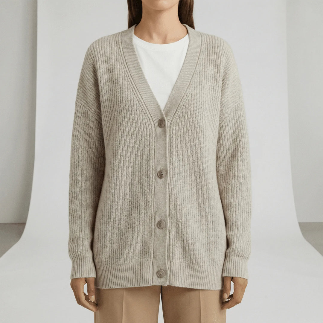 Modell bär Hannah damkofta, en ledig V-ringad cardigan med knappslå, perfekt som bekvämt ytterplagg & fashion.