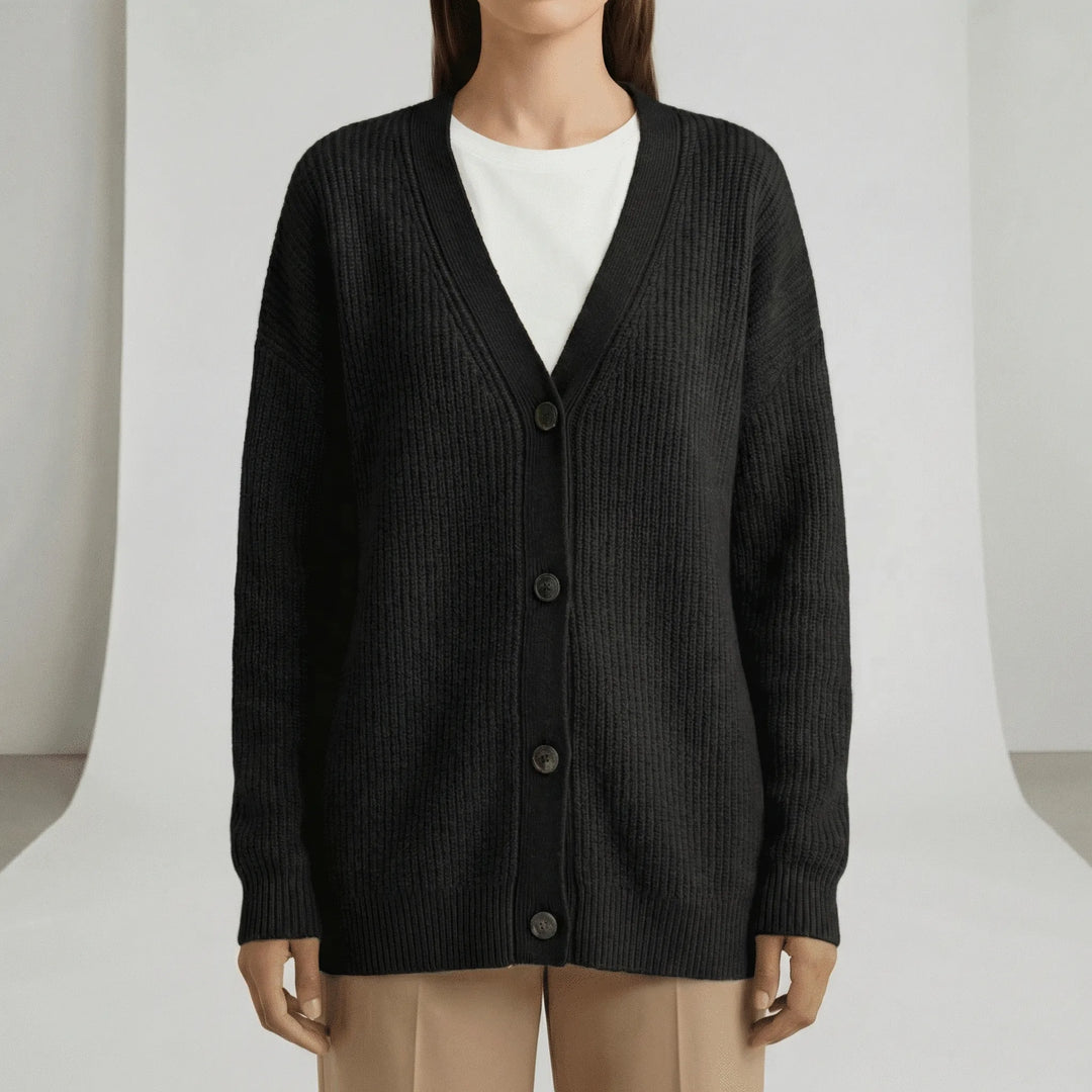 Hannah damkofta, en V-ringad cardigan med knappslå, snyggt vikt. Ett mångsidigt ytterplagg för damkläder.