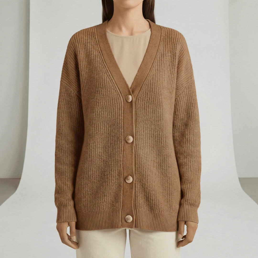 Baksidan av Hannah damkofta, en ledig och bekväm V-ringad cardigan. Elegant tröja för damkläder & vardagsfashion.