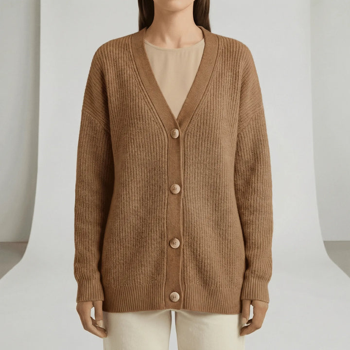 Baksidan av Hannah damkofta, en ledig och bekväm V-ringad cardigan. Elegant tröja för damkläder & vardagsfashion.