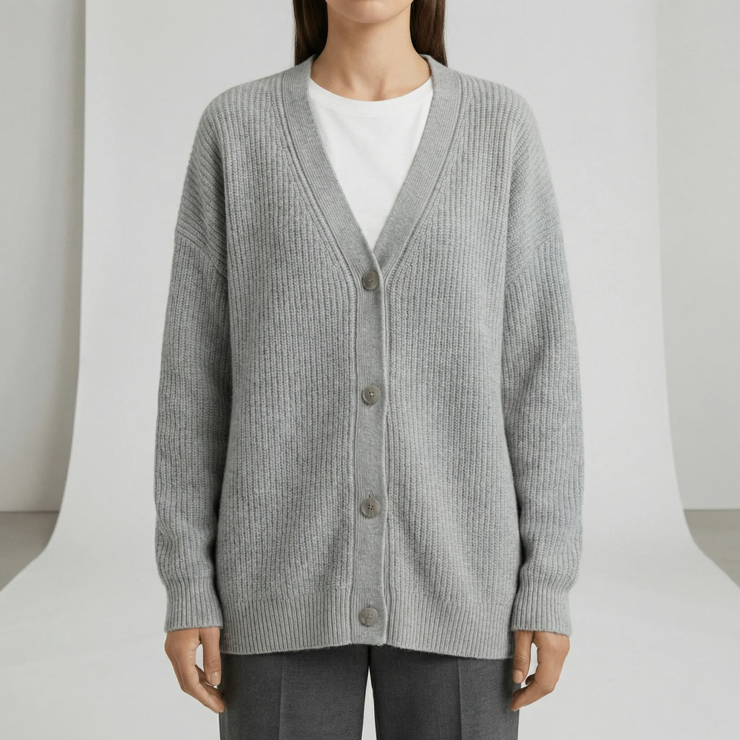 Detalj av ärmslut på Hannah damkofta, en elegant V-ringad cardigan med knappslå, bekväm för vardagsbruk.