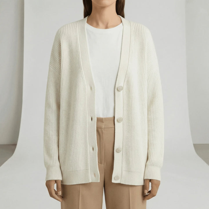 Hannah, en elegant och bekväm damkofta med V-ringning & knappslå. Perfekt ledig cardigan för alla tillfällen.