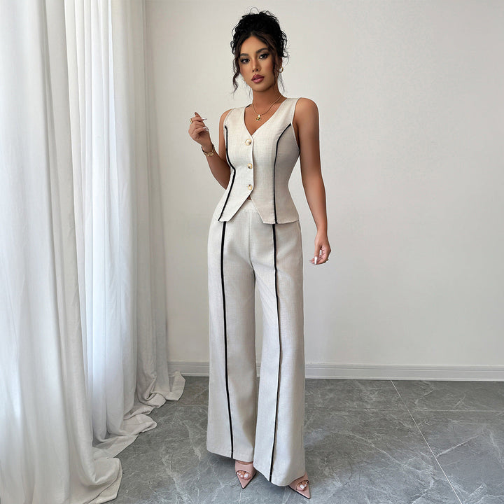 Figursydd aprikos topp från ett elegant damkostymset. Modern design för affärs- och festkläder.