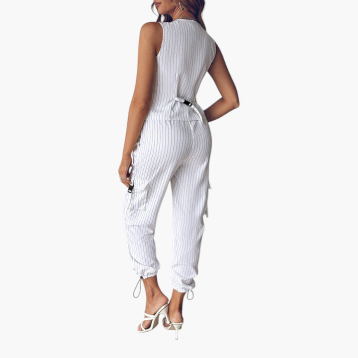 Chic damkostym med randig väst och byxor. Stilrent set för kontoret, möten eller en elegant vardagslook.