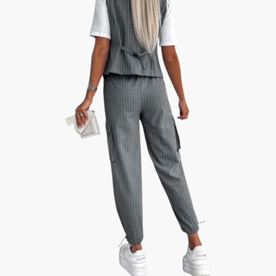 Stilrent damkostymset. Elegant randig väst & byxor. Perfekt för kontoret, vardag & en chic look.