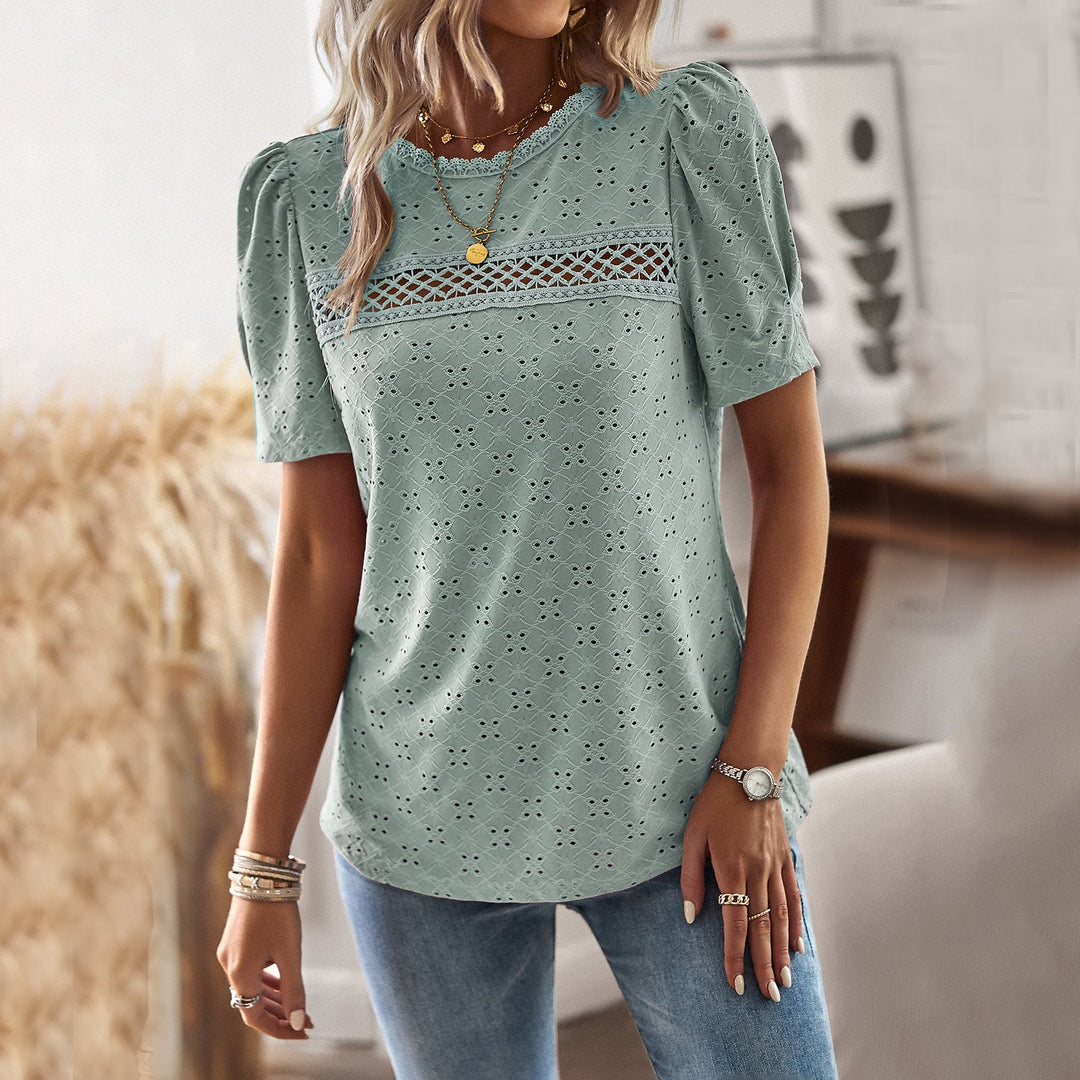 Elegant dammönstrad blus med trendiga puffärmar, perfekt för både vardag och fest. Stilren design.