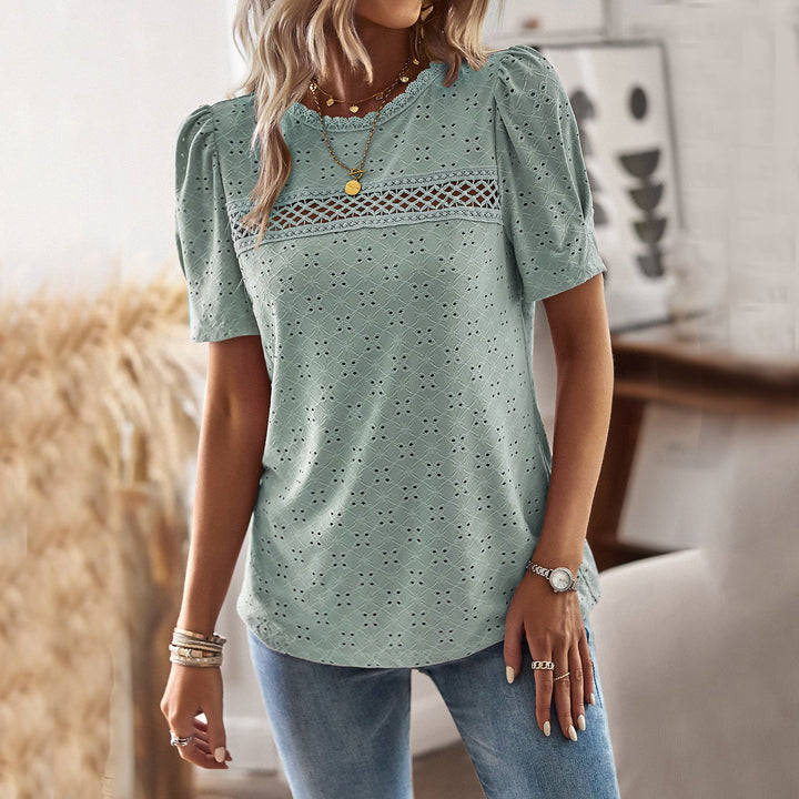 Elegant dammönstrad blus med trendiga puffärmar, perfekt för både vardag och fest. Stilren design.