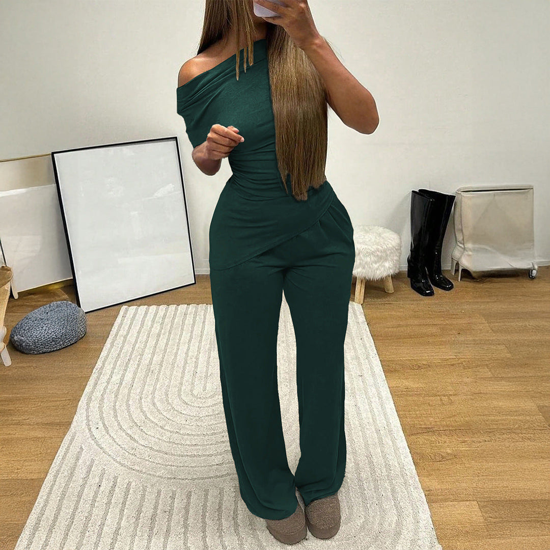 Modeoverall för kvinnor med vida ben, omlottdesign och elegant V-ringning, trendig.