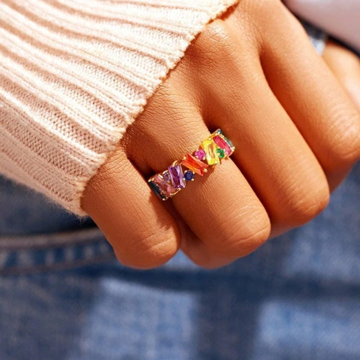 "Elegant damring i silver och guld med regnbågsskimrande zirkon, perfekt accessoar för speciella tillfällen."