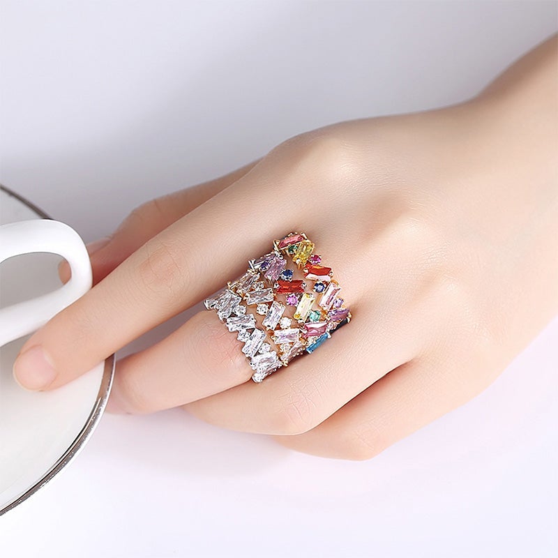 "Elegant damring i silver och guld med regnbågsskimrande zirkon, perfekt accessoar för speciella tillfällen."
