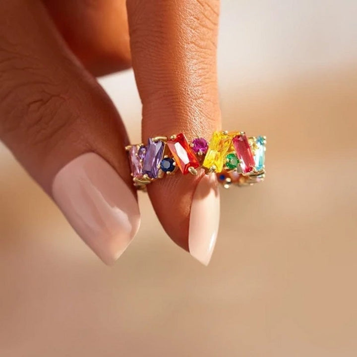 "Elegant damring i silver och guld med regnbågsskimrande zirkon, perfekt accessoar för speciella tillfällen."