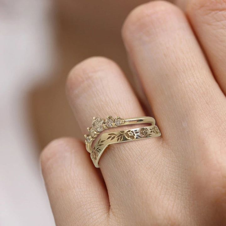 "Elegant damring med blommönster, återvunnet silver, handgjord accessoar perfekt för unik och tidlös stil."