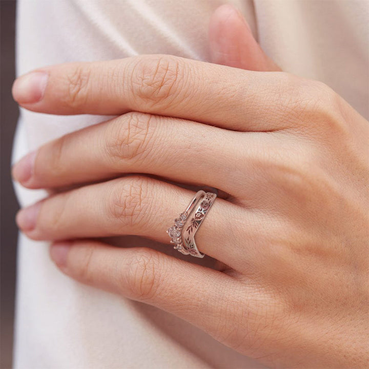 "Elegant damring med blommönster, återvunnet silver, handgjord accessoar perfekt för unik och tidlös stil."