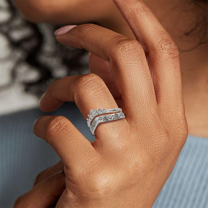 "Elegant damring med blommönster, återvunnet silver, handgjord accessoar perfekt för unik och tidlös stil."