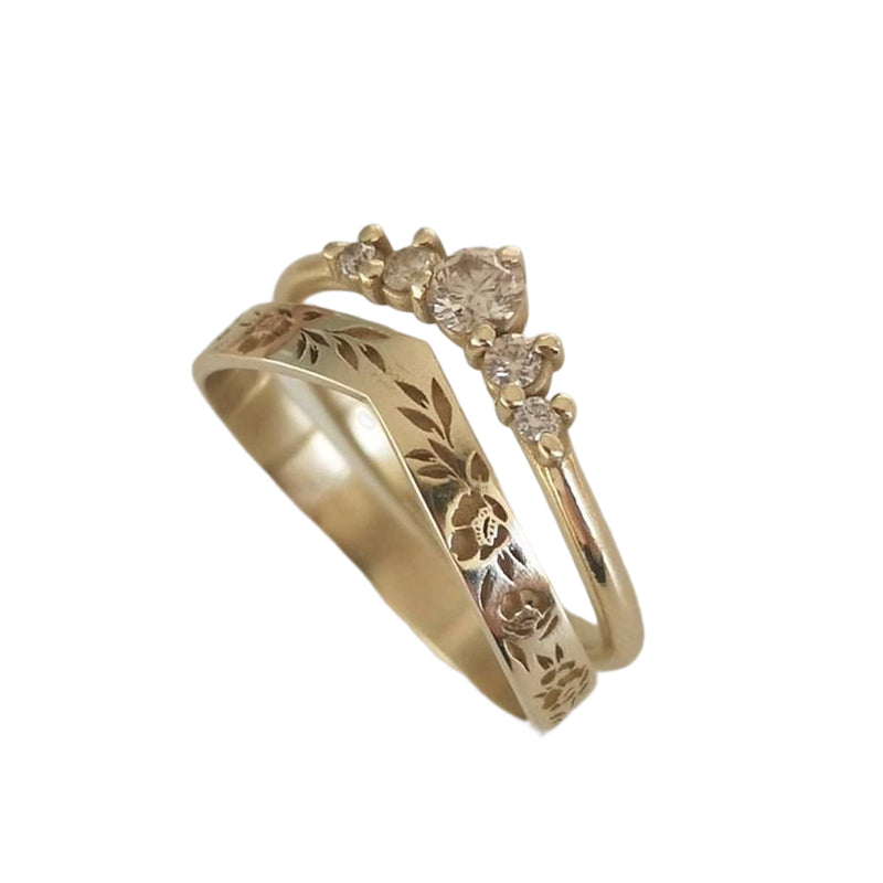"Elegant damring med blommönster, återvunnet silver, handgjord accessoar perfekt för unik och tidlös stil."