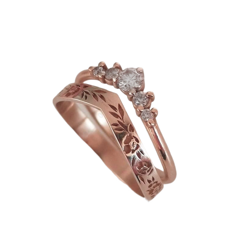 "Elegant damring med blommönster, återvunnet silver, handgjord accessoar perfekt för unik och tidlös stil."