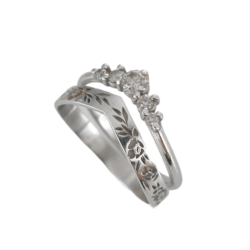 "Elegant damring med blommönster, återvunnet silver, handgjord accessoar perfekt för unik och tidlös stil."