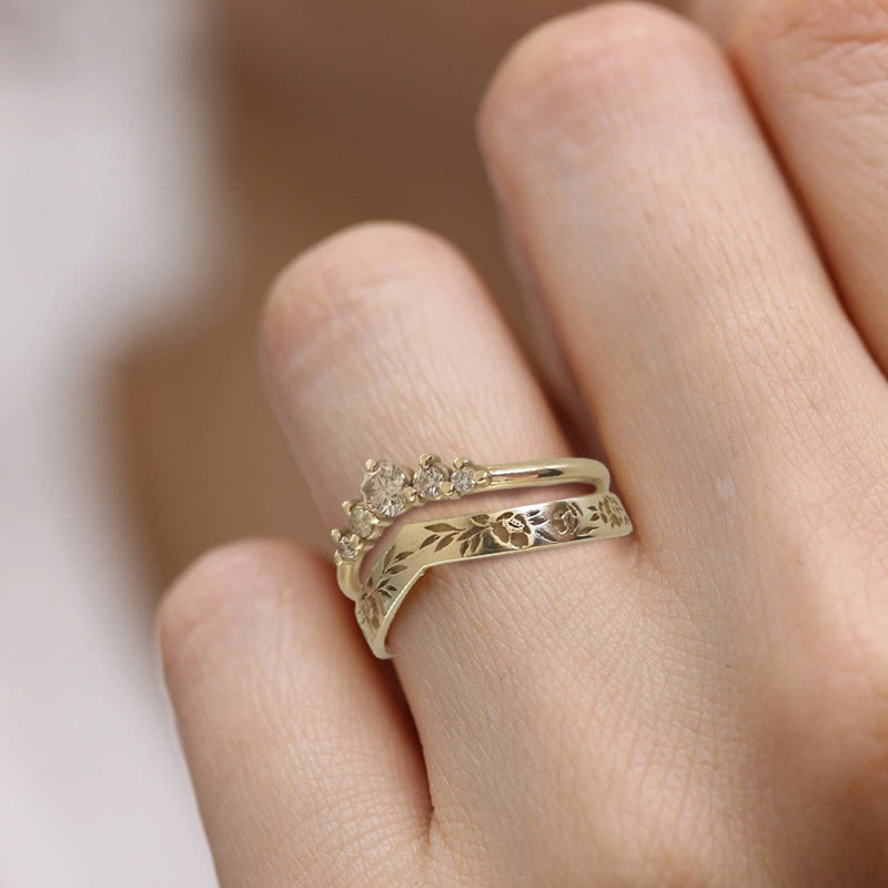 "Elegant damring med blommönster, återvunnet silver, handgjord accessoar perfekt för unik och tidlös stil."