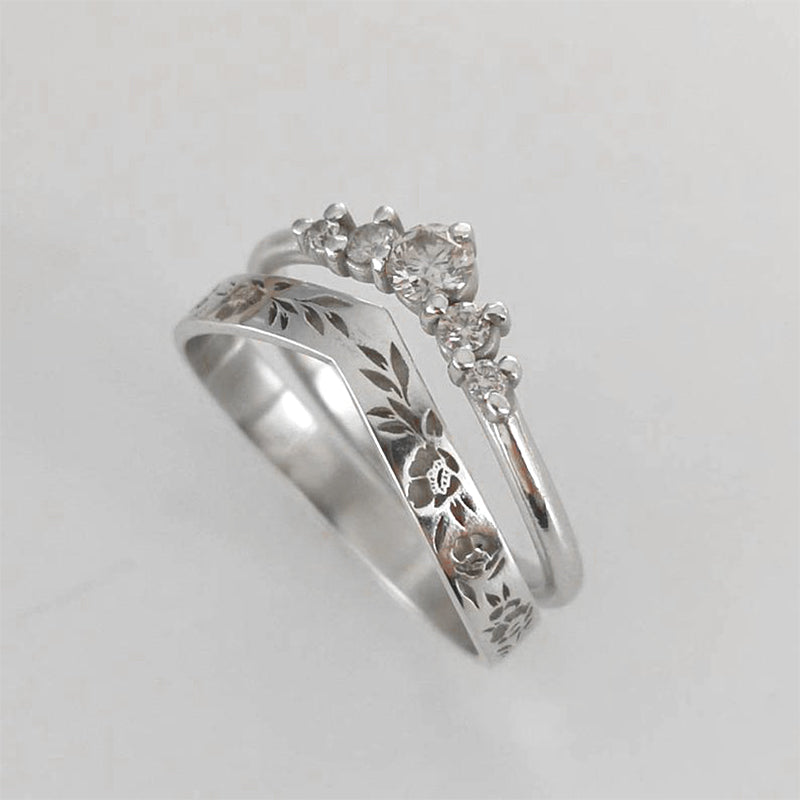 "Elegant damring med blommönster, återvunnet silver, handgjord accessoar perfekt för unik och tidlös stil."