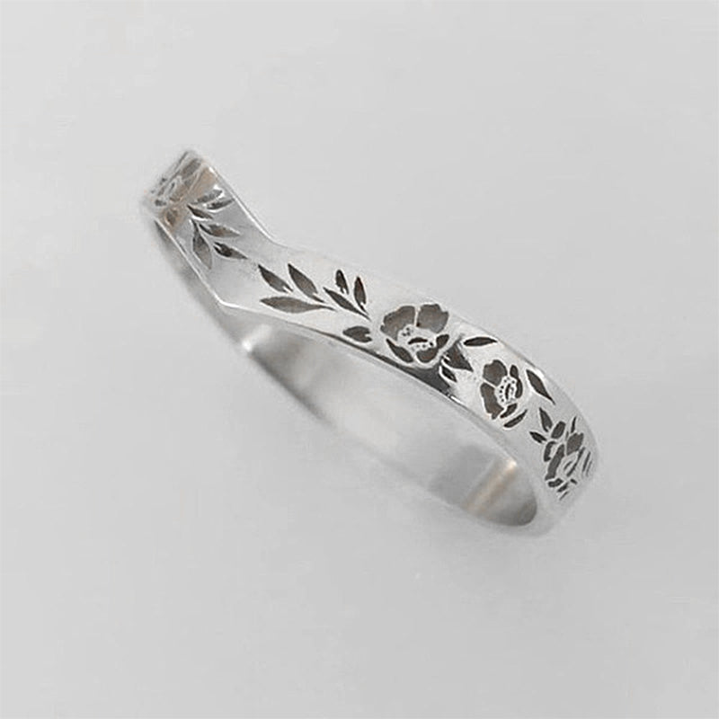 "Elegant damring med blommönster, återvunnet silver, handgjord accessoar perfekt för unik och tidlös stil."