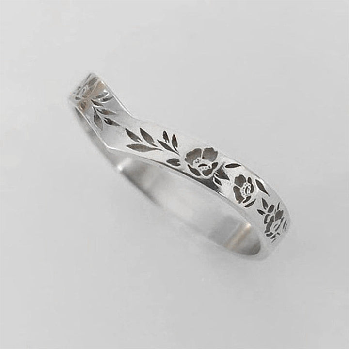 "Elegant damring med blommönster, återvunnet silver, handgjord accessoar perfekt för unik och tidlös stil."