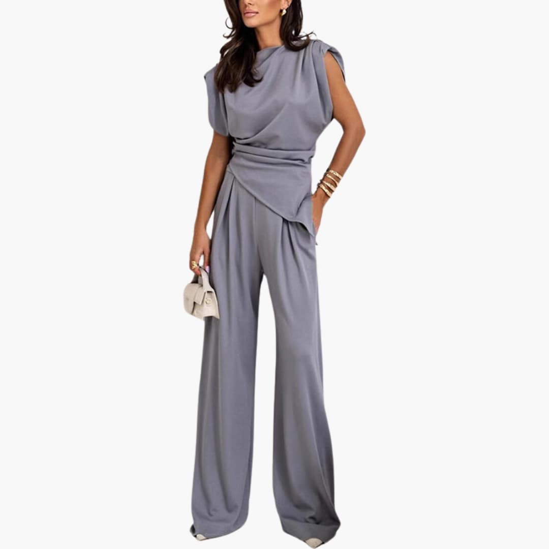 Elegant damset med draperad topp & vida byxor, perfekt för fest eller stilren vardag.