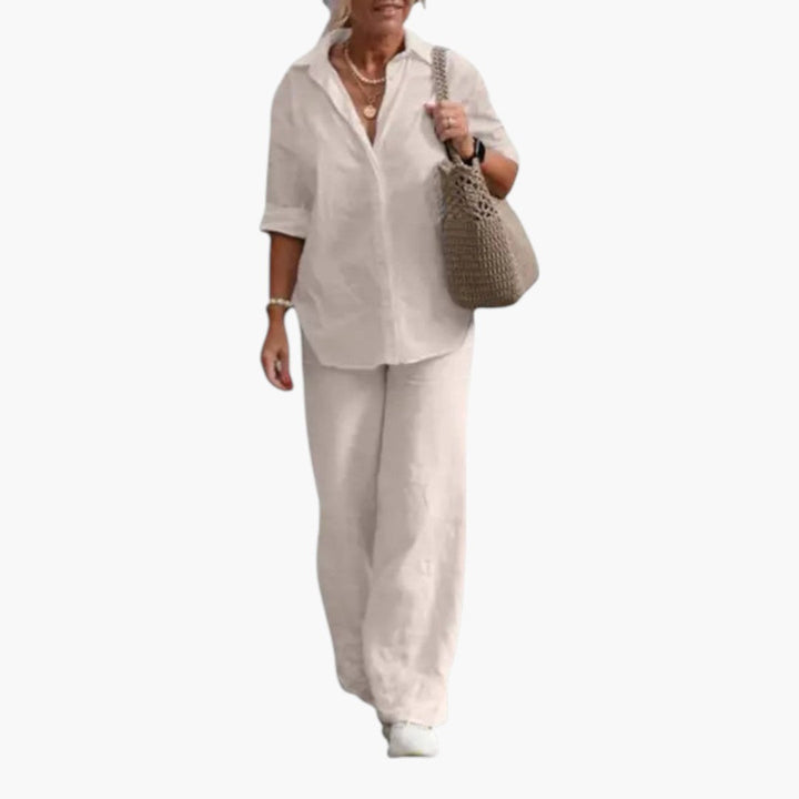 Elegant damset med matchande skjorta och vida byxor. Perfekt för stil och komfort i vardagen.