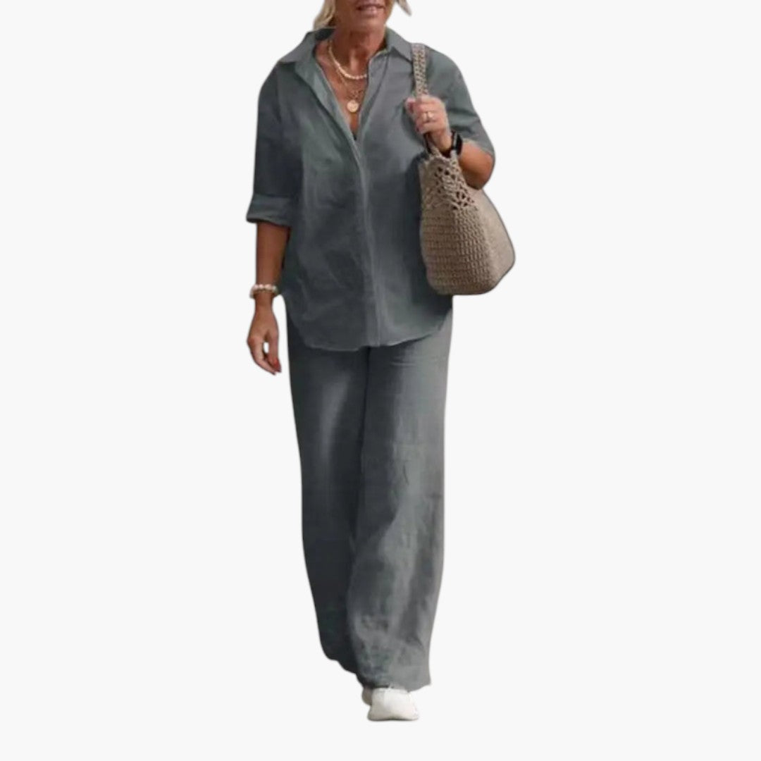 Stilrent damset med flowy skjorta och vida benbyxor. Mångsidig vardagslook med elegant komfort.