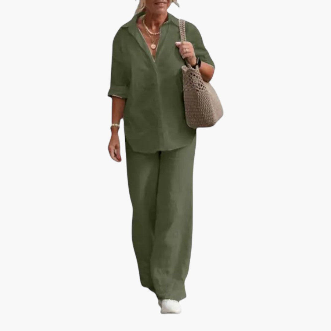 Strukturerat damset med vid skjorta och vida byxor. Enkel, elegant stil för en bekväm och modern look.