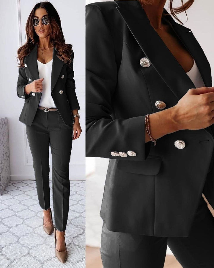 Elegant damset med slim-fit blazer och blyertskjol för kontor eller fest. Perfekt höstmode.