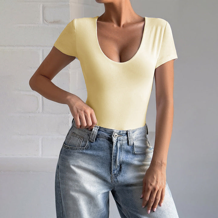 Elegant damsk bodysuit med djup urringning och sidoutskärningar, perfekt för fest eller vardag.