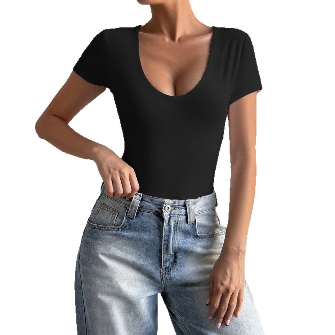 Stretchig damsk bodysuit med modern design, djup urringning och eleganta sidoutskärningar för en smickrande passform.