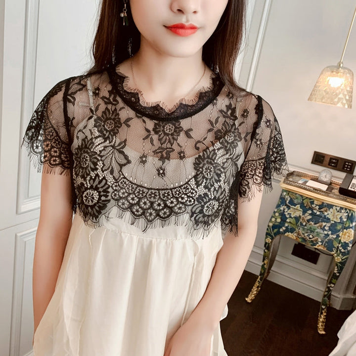"Elegant damspets falsk krage i svart, detaljerad med spets, för en stilren och sofistikerad look som lyfter din outfit."
