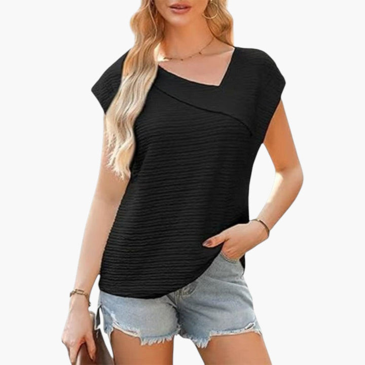 Modern damtopp med unikt asymmetrisk halsringning. Stilren kortärmad topp, perfekt för både vardag och fest.