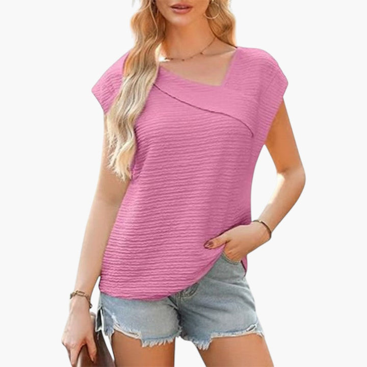 Behaglig kortärmad damtopp med modern asymmetrisk hals. Strukturerad sommartopp för en elegant och unik look.