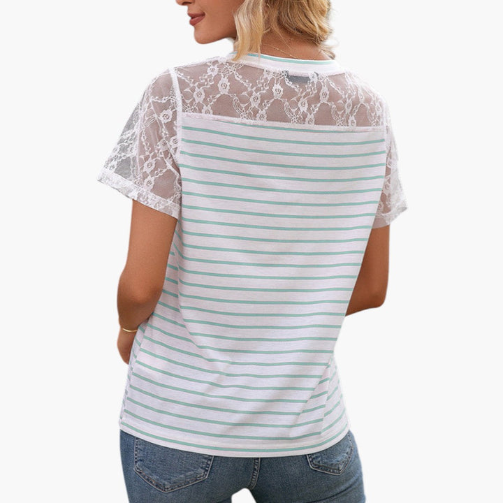 Bekväm randig damtop med V-ringning och spetsärmar i grön & rosa. Kortärmad casual topp.