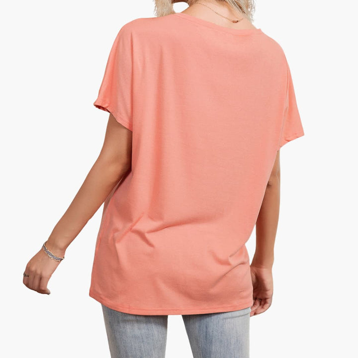 Trendig kortärmad damtopp med asymmetrisk design. Bekväm modetopp för sommar & alla tillfällen.