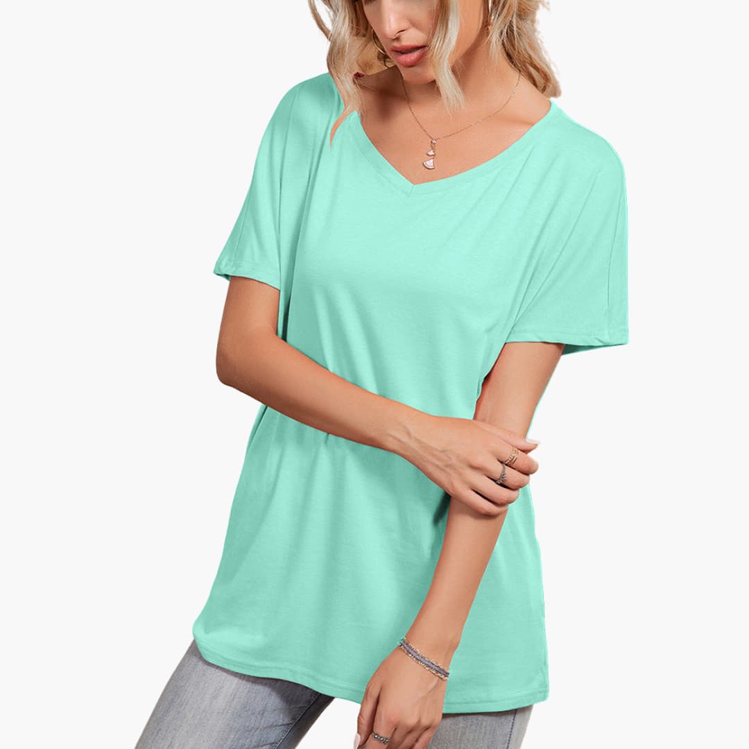 Damtopp med asymmetrisk hals & kort ärm. Elegant enfärgad modetopp, perfekt för sommar.