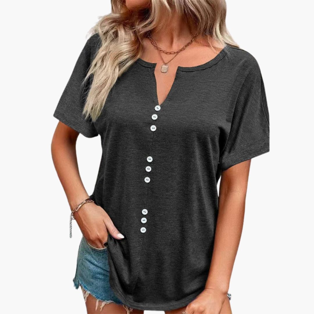 Elegant damtopp med notch-ringning och dekorativa knappar. Kortärmad vardagstopp för sommarstil.