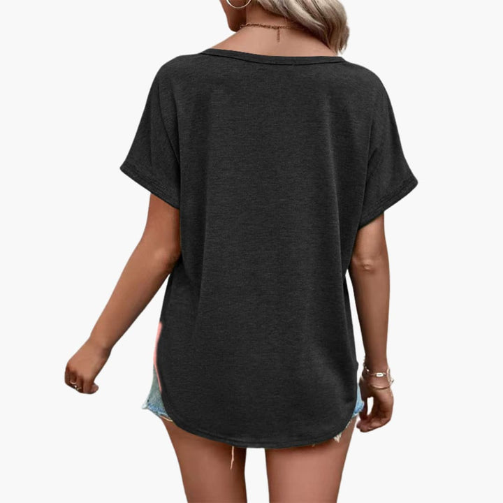 Bekväm kortärmad dam-t-shirt med stilren notch-hals och diskreta knappar. Idealisk för damkläder.